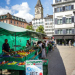 Der Wochenmarkt auf der Rathausbrücke in Zürich