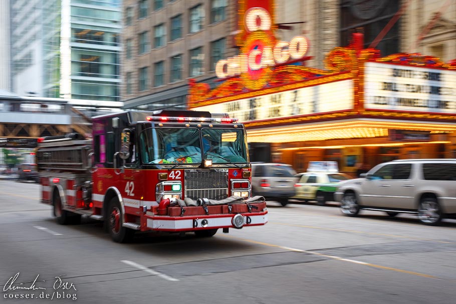 Engine 42 des Chicago Fire Department (CFD) vor dem Chicago Theatre