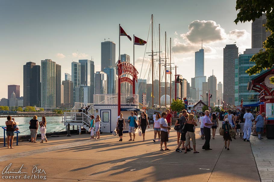 Wolkenkratzer vor dem Navy Pier in Chicago