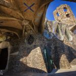 Außenansicht der Krypta von Antoni Gaudì in der Colònia Güell nahe Barcelona