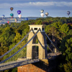 Heißluftballons hinter der Clifton Suspension Bridge während der Bristol Balloon Fiesta