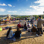 Menschen beim Picknick mit Blick auf die Clifton Suspension Bridge in Bristol