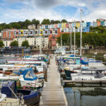 Blick von der Bristol Marina auf bunte Häuser in Clifton Village