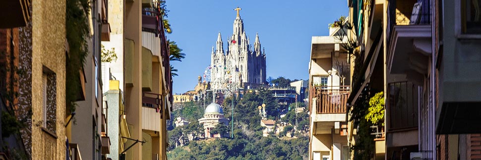 Blick auf die Kirche auf dem Tibidabo in Barcelona