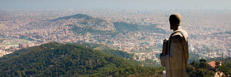 Aussicht von der Kirche auf dem Tibidabo auf Barcelona