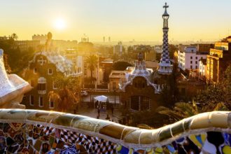 Sonnenaufgang über dem Park Güell in Barcelona
