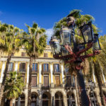 Von Gaudì entworfene Lampe auf dem Plaça Reial im Barri Gòtic (Gotisches Viertel) in Barcelona