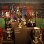 Pokale im Museum im Stadion Camp Nou des FC Barcelona