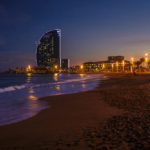 Der beleuchtete Stadtstrand La Barceloneta mit Blick auf das W Barcelona Hotel