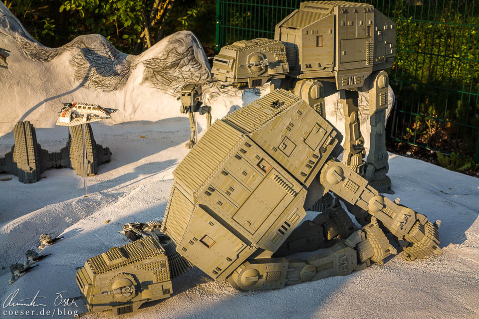 Der Allterrain-Scouttransporter (AT-ST) in der Star-Wars-Dauerausstellung im Legoland Deutschland Resort in Günzburg