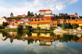 Spiegelung der Stadt Ptuj in der Drau