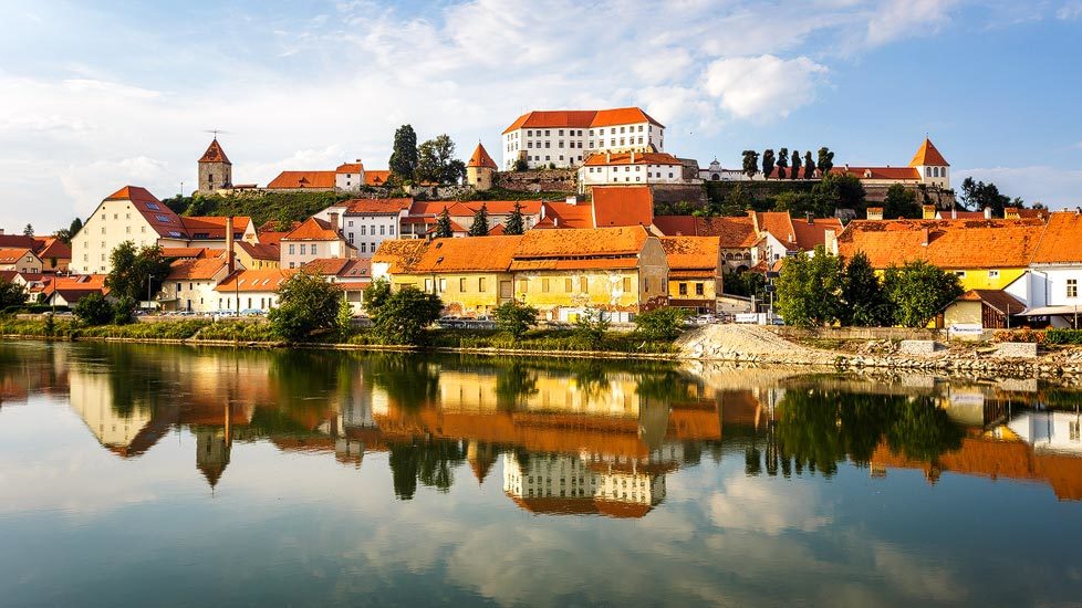 Spiegelung der Stadt Ptuj in der Drau