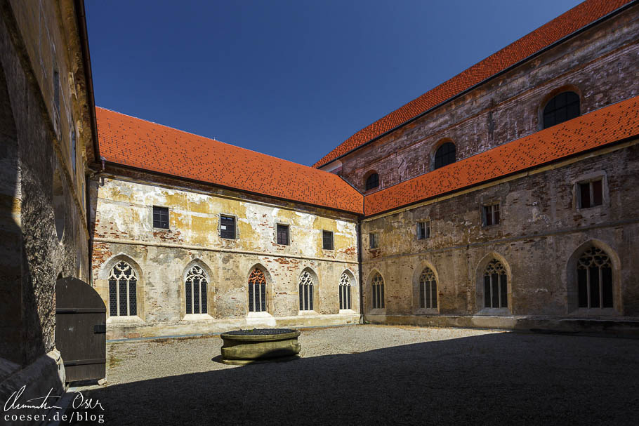 Innenhof mit Brunnen im Dominikanerkloster in Ptuj