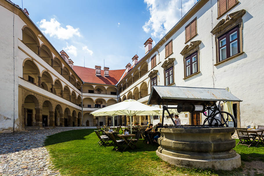 Der Innenhof des Schlosses von Ptuj mit kleinem Café