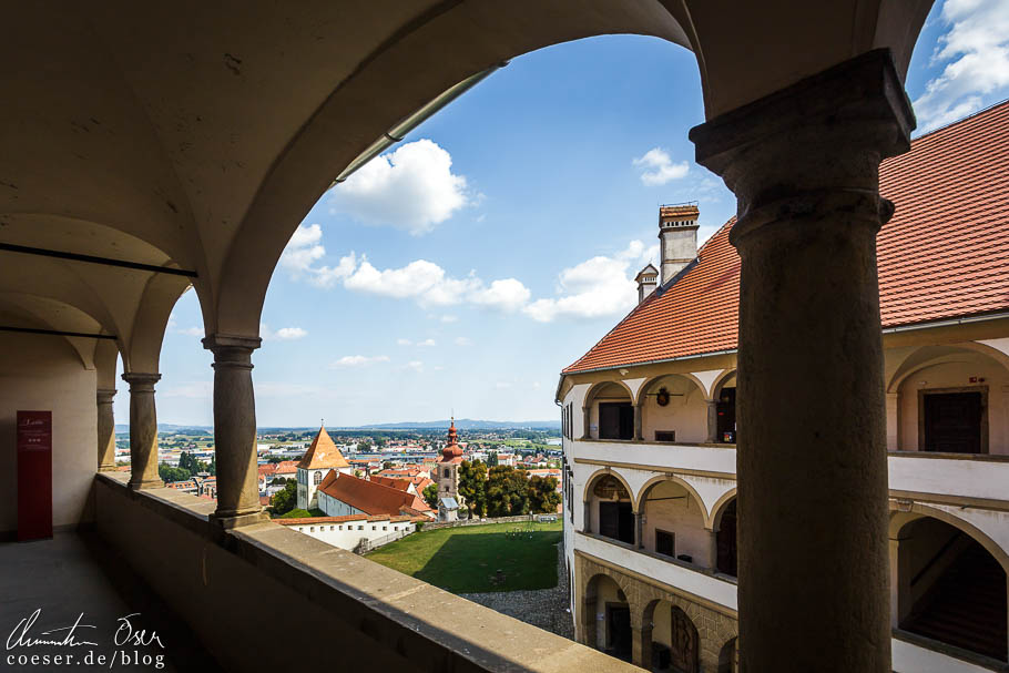 Ausblick von den Arkaden des Schlosses auf Ptuj