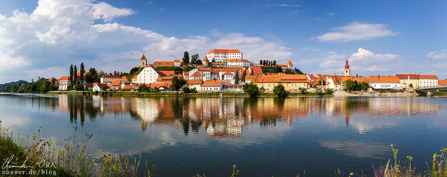 Stadtpanorama von Ptuj und Spiegelung in der Drau