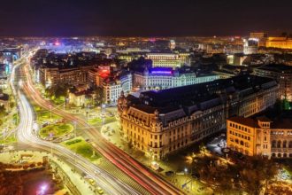 Blick auf das beleuchtete Bukarest vom Hotel Intercontinental