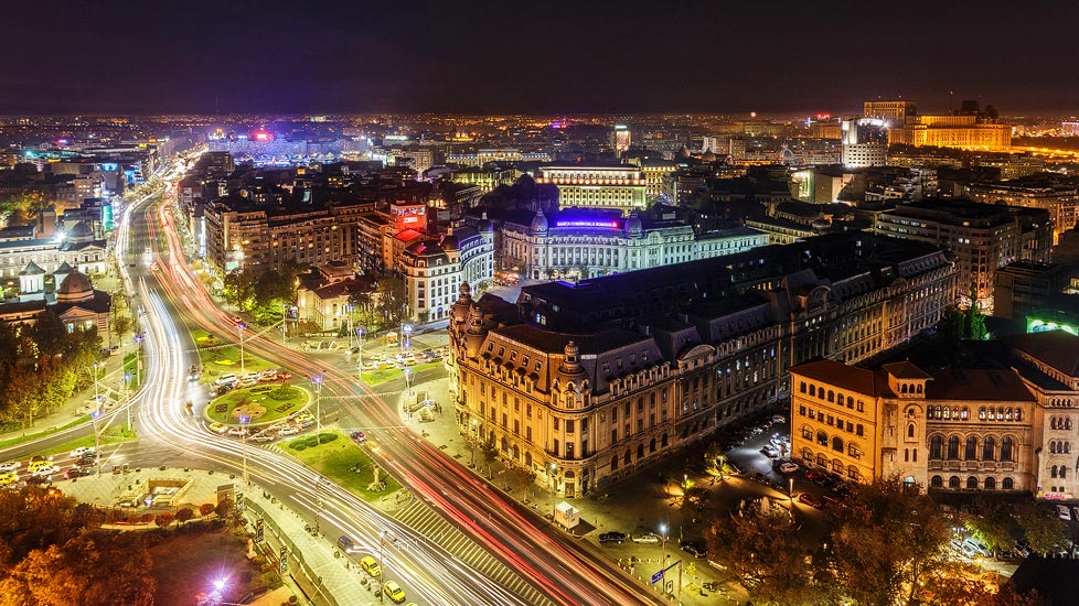 Blick auf das beleuchtete Bukarest vom Hotel Intercontinental