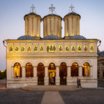 Die beleuchtete Patriarchalkathedrale St. Konstantin und Helena