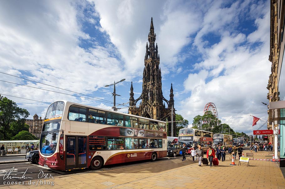 Ein Lothian Bus auf der Princes Street vor dem Scott Monument in Edinburgh