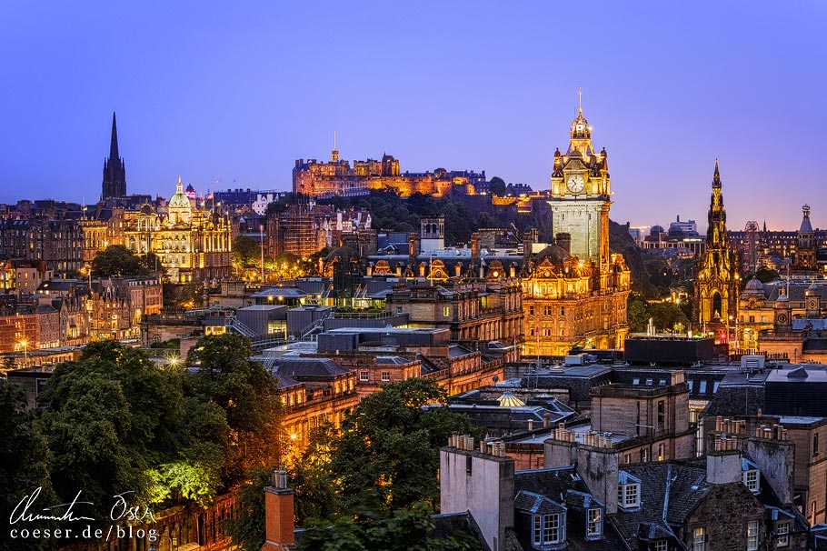 Blick vom Calton Hill auf das prachtvoll beleuchtete Edinburgh