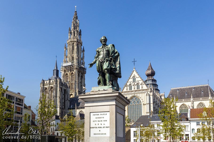 Rubens-Statue vor dem Turm der Liebfrauenkathedrale in Antwerpen