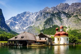 Die Wallfahrtskirche St. Bartholomä vor dem Watzmann am Königssee