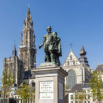 Die Rubensstatue auf dem Groenplaats mit der Liebfrauenkathedrale dahinter