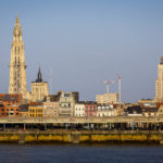 Blick vom anderen Ufer des Sint-Annatunnels auf Antwerpen
