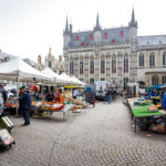 Ein Bauernmarkt auf dem Burgplatz von Brügge