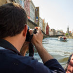 Während einer Grachtenfahrt fotografiert man am besten vom Ende des Bootes aus