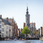 Der Brügger Platz Jan van Eyckplein während einer Grachtenfahrt vom Wasser aus gesehen