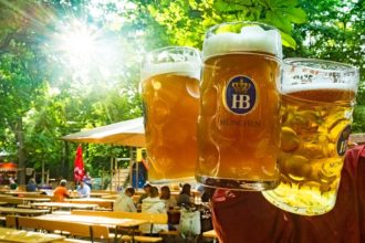 Drei Maß Bier im Hofbräuhauskeller in München