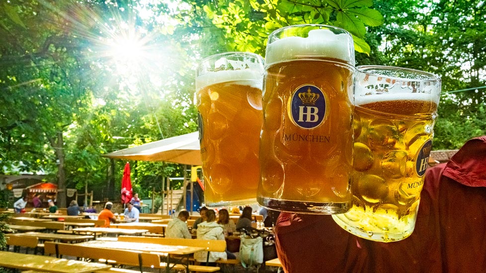 Drei Maß Bier im Hofbräuhauskeller in München