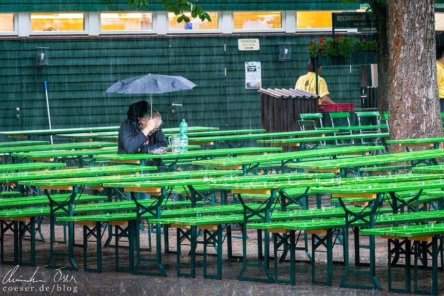 Regen im Biergarten am Chinesischen Turm im Englischen Garten in München
