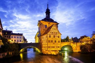 Beleuchtetes Altes Rathaus von Bamberg nach Sonnenuntergang