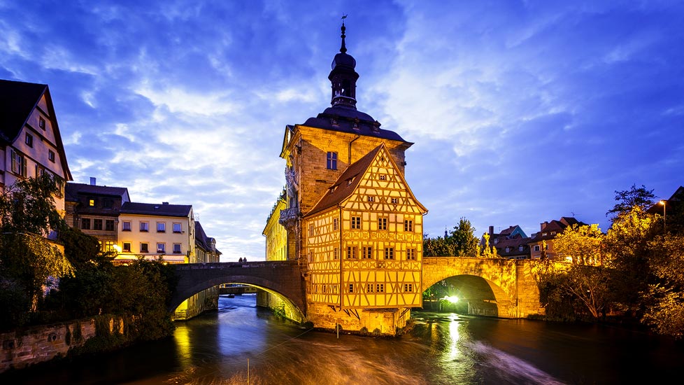 Beleuchtetes Altes Rathaus von Bamberg nach Sonnenuntergang