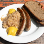 Bratwürstel mit Sauerkraut und Brot im Restaurant Altenburg in Bamberg