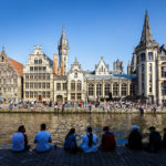 Menschen entspannen auf den Uferterrassen Graslei und Korenlei in Gent