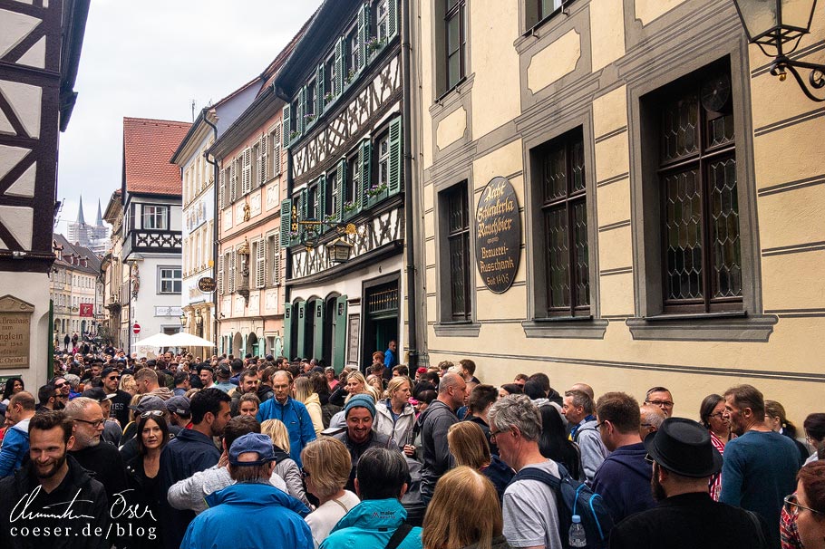 Menschen vor der Rauchbierbrauerei Schlenkerla in Bamberg