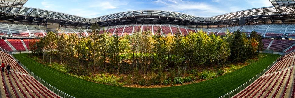 Panorama der Kunstinstallation FOR FOREST im Wörtherseestadion in Klagenfurt