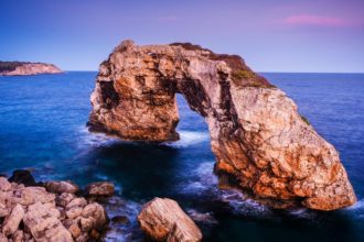 Felsentor Mirador Es Pontàs nach Sonnenuntergang auf Mallorca