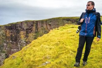 Pressefotograf Christian Öser während der Arbeit in Schottland