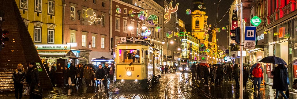 Historische Pöstlingbergbahn in der weihnachtlich beleuchteten Linzer Landstraße