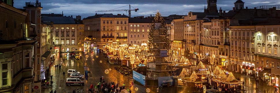 Der beleuchtete Christkindlmarkt auf dem Hauptplatz in Linz