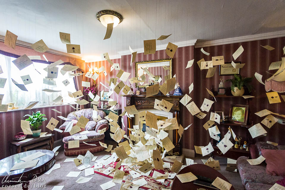 Zimmer mit fliegenden Briefen an Harry Potter in der Harry Potter Studio Tour London