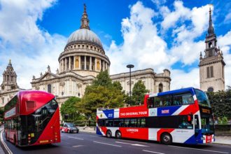 Rote Busse vor der St. Paul's Cathedral in London