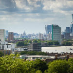 Panorama der Skyline von London von der Aussichtsplattform vor dem Greenwich Royal Observatory aus gesehen