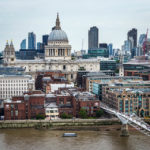 Blick auf die St Paul's Cathedral von der Aussichtsplattform des Tate Modern aus gesehen