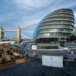 Das Rathaus (City Hall) und die Tower Bridge in London